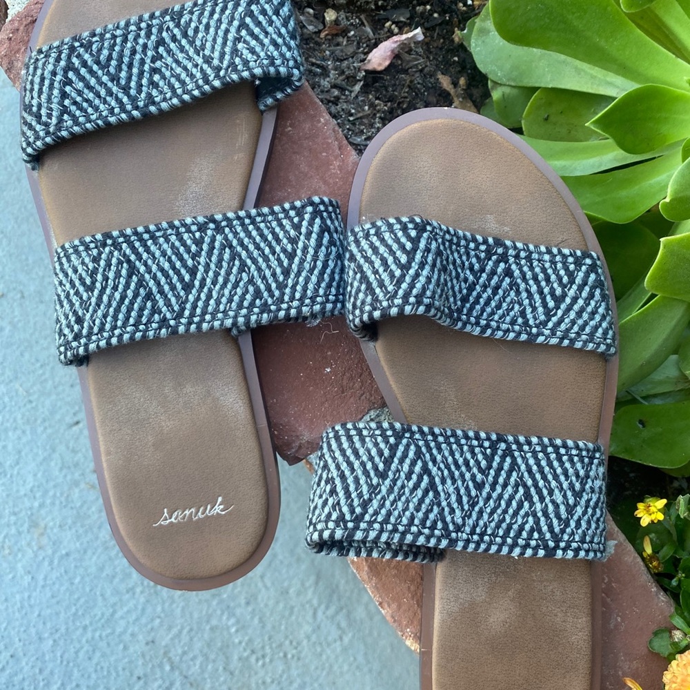 Sanuk yoga gora sandals